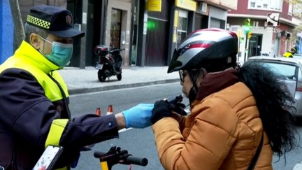 La Policía Local realiza un control de alcohol y drogas este lunes en Zaragoza.