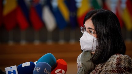 La ministra de Sanidad, Carolina Darias, respondiendo a los medios de comunicación en Bruselas. /Foto: EFE
