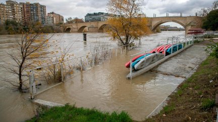 Vista de la crecida del río Ebro a su paso por Zaragoza. (EFE/Javier Cebollada).