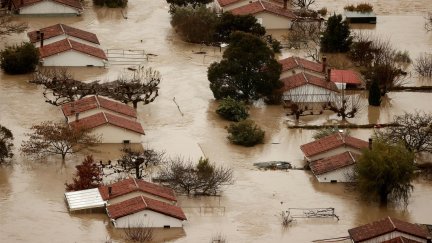 Vista aérea de las inundaciones ocasionadas por el desbordamiento río Arga a su paso por Huarte, villava y Burlada en Navarra, este viernes. (EFE/ Jesús Diges).