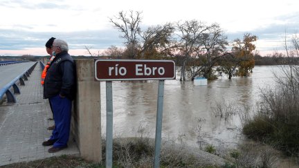 Efectivos de la Unidad Militar de Emergencias (UME) trabajan para afrontar la crecida extraordinaria del río Ebro en la localidad zaragozana de Novillas, que se espera que llegue a la Comunidad de Aragón a partir de mañana. (EFE/ Javier Cebollada).