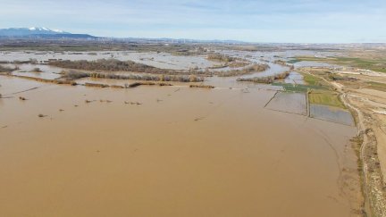 El agua ya se ha desbordado en los campos de Novillas. / Guardia Civil