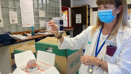 Una supervisora de farmacia muestra un vial de la vacuna pediátrica contra la COVID-19. / Delegación del Gobierno en Aragón