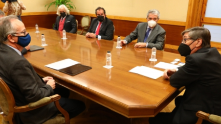 El vicepresidente y consejero de Industria, Competitividad y Desarrollo Empresarial, Arturo Aliaga, recibe en su despacho al copresidente del Grupo Barceló, Simón Pedro Barceló. Foto: Gobierno de Aragón.