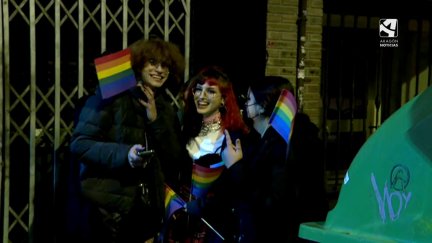 Varios de los concentrados en la protesta de la calle Fita en Zaragoza.