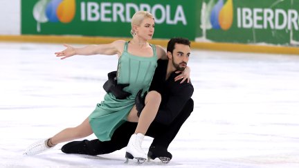 Olivia Smart y Adrián Díaz, sobre la pista de hielo de Jaca.