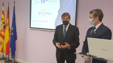 Arturo Aliaga (a la izquierda), durante su visita a la empresa WorldPathol. / Foto: Gobierno de Aragón