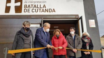 La consejera Mayte Pérez, cortando la cinta de inauguración del nuevo centro. / Foto: Gobierno de Aragón