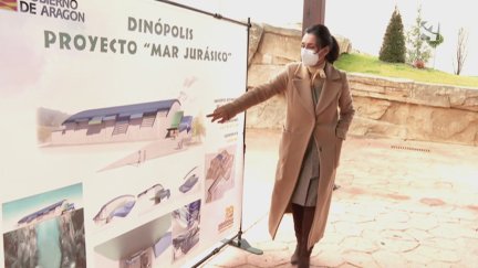La directora de Dinópolis, Higinia Navarro, durante la visita del consejero Aliaga este jueves en el parque paleontológico.