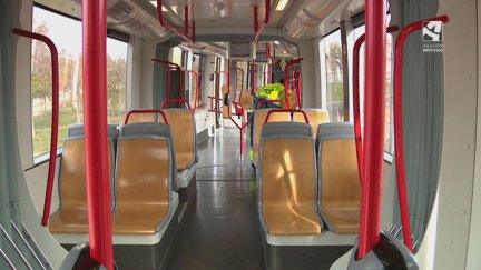 Un operario realizando tareas de limpieza en un vagón del tranvía.