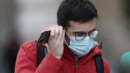 Una persona con mascarilla por la calle (y gafas empañadas). / Europa Press