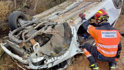 Un integrante del cuerpo de Bomberos Teruel examina el vehículo tras excarcelar el cuerpo de la víctima mortal. / Bomberos Diputación Provincial de Teruel