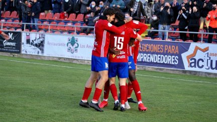Los jugadores del CD Teruel hacen piña tras anotar un gol en un encuentro.