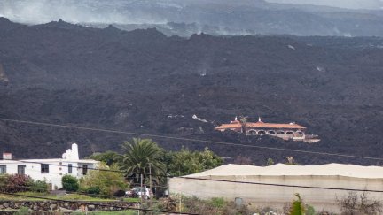 Vista de la colada del volcán este fin de semana desde el mirador de Tajuya. (EFE/ Miguel Calero)