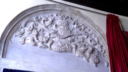 Tímpano restaurado del Palacio de la Real Maestranza de Caballería de Zaragoza.