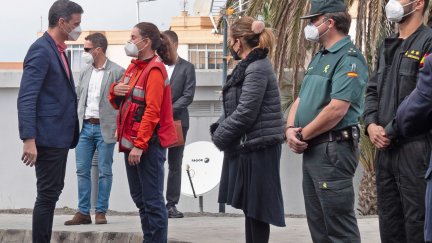 Pedro Sánchez saluda a una representación de los cuerpos del Puesto de Mando Avanzado (PMA) de El Paso. / EFE
