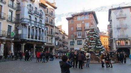 Decoración navideña en la plaza del Torico.