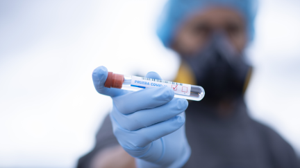 Un sanitario mostrando una prueba COVID-19.
