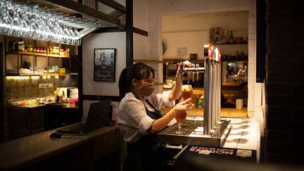 Una camarera, en la barra de un bar. / Foto: Europa Press