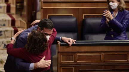 El presidente del Gobierno, Pedro Sánchez (c), y la ministra de Hacienda, María Jesús Montero, se felicitan tras el pleno del Congreso de los Diputados en el que se ha apruebado de manera definitiva los presupuestos de 2022, este martes. /EUROPAPRESS