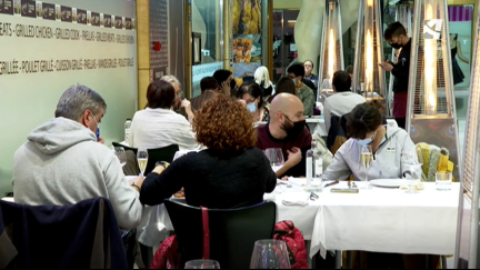 La terraza de un restaurante zaragozano en su primera noche con restricciones de horarios.