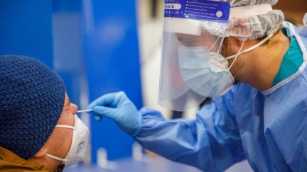 Un sanitario, realizando un test de antígenos. / Foto: Europa Press