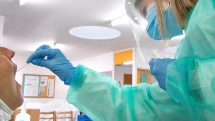 Una sanitaria realiza una prueba para detectar la COVID-19. / Foto: EP