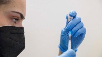 Una enfermera extrae una dosis de la vacuna contra la COVID-19. / Europa Press