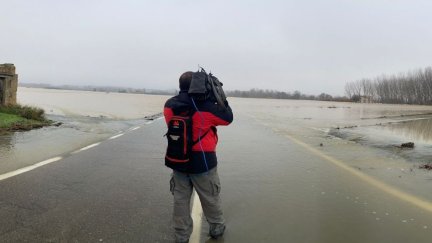 Un cámara de Aragón TV durante la cobertura especial de la riada del Ebro.