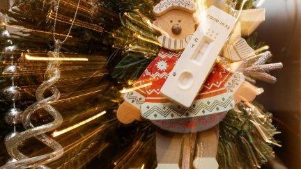 El coronavirus ha vuelto a golpear a la Navidad. (EFE/ Olivier Hoslet).