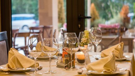 Una mesa de restaurante, con cubertería y copas. / Foto: Pixabay