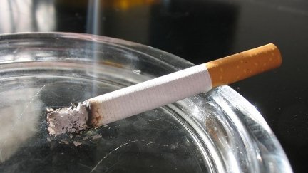 Cigarrillo en un cenicero.