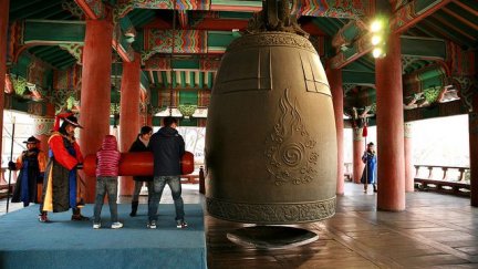 Ciudadanos de Corea del Sur golpean una campana para despedir el año. / Foto: Pinterest
