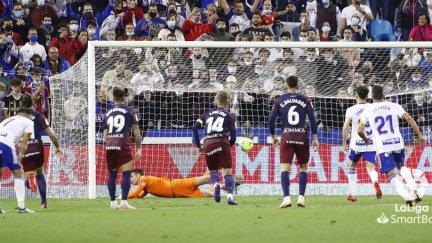 Una imagen del derbi disputado en la primera vuelta en La Romareda.