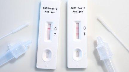 Dos test de antígenos, uno negativo y otro positivo.