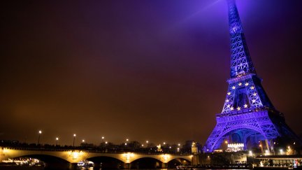 La Torre Eiffel iluminada con la bandera de Unión Europea. / EFE
