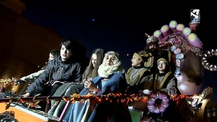 Fotografía de la carroza del Rey Gaspar, acompañado por sus pajes reales, en Teruel.
