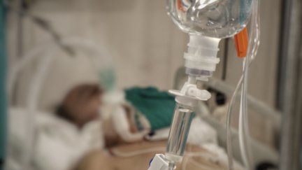 Un paciente con COVID-19, ingresado en la UCI del Hospital. / Foto: EP