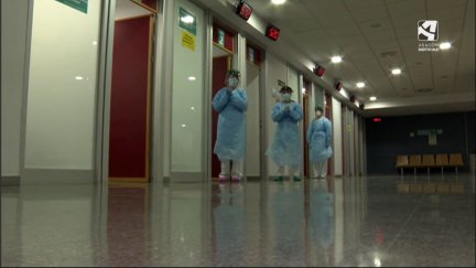 Tres enfermeras aguardan la llegada de pacientes a los boxes.