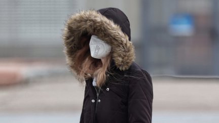 Una mujer lleva una mascarilla FPP2 en la calle. Foto: EP.