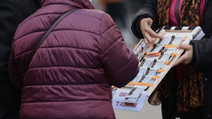 Una mujer compra un décimo de lotería a una vendedora ambulante. / Europa Press