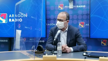 El consejero de Educación, Felipe Faci, en el estudio de Aragón Radio.