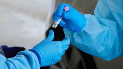Una enfermera da una muestra de PCR para su análisis. / Foto: EP