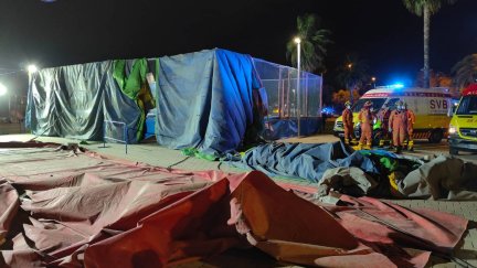 Bomberos junto al hinchable levantado por el viento en la Feria de Mislata. / Foto: Consorcio de Bomberos