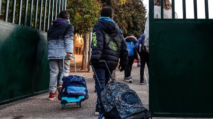 Dos niños entran en el colegio. / Europa Press