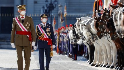 El rey de España Felipe VI (i) pasa revista a las tropas en la ceremonia de la Pascua Militar. / EFE