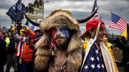 Jacob Anthony Angeli Chansley, conocido como el 'Chamán de QAnon', durante el asalto al Capitolio de EEUU. / BRENT STIRTON