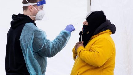 Un sanitario realiza una prueba PCR en Washington (Estados Unidos). / EFE
