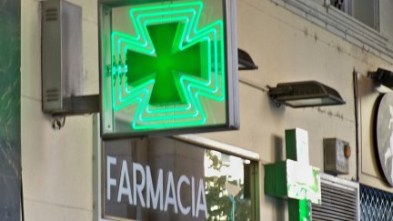 Señal luminosa de una farmacia. / Europa Press