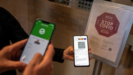 Una persona muestra su certificado COVID. / Europa Press